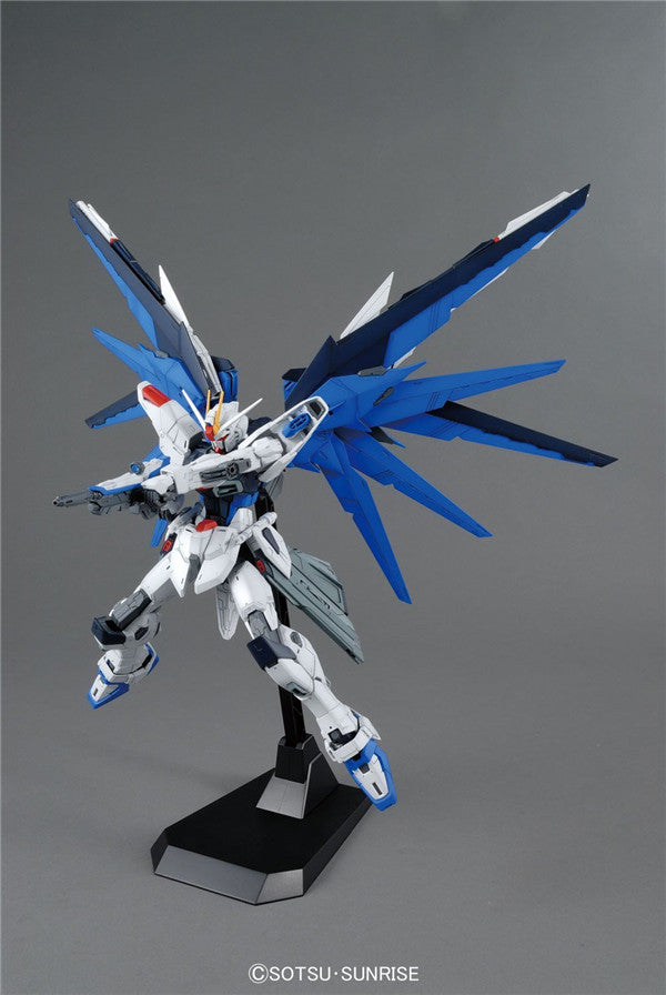 MG 1/100 ZGMF-10XA Freedom Gundam 2.0 Plastic Model Kit