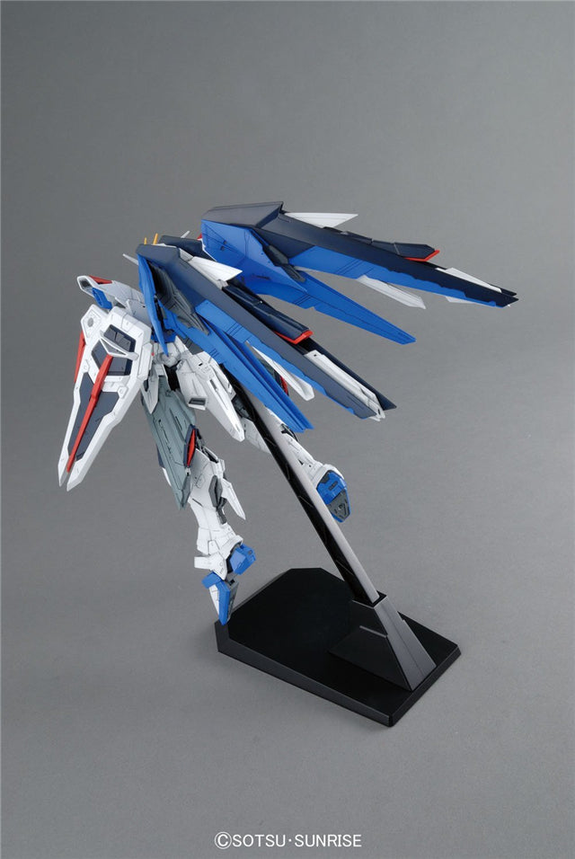 MG 1/100 ZGMF-10XA Freedom Gundam 2.0 Plastic Model Kit