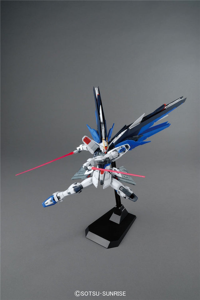 MG 1/100 ZGMF-10XA Freedom Gundam 2.0 Plastic Model Kit